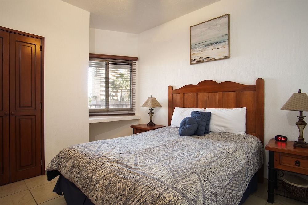 Condo, 2 Bedrooms, Sea View