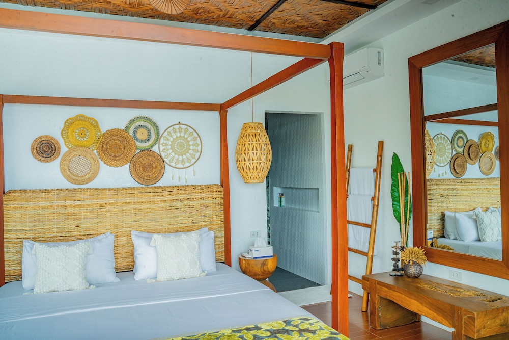 Luxury Studio Suite, 1 King Bed, Sea View, Oceanfront photo 2