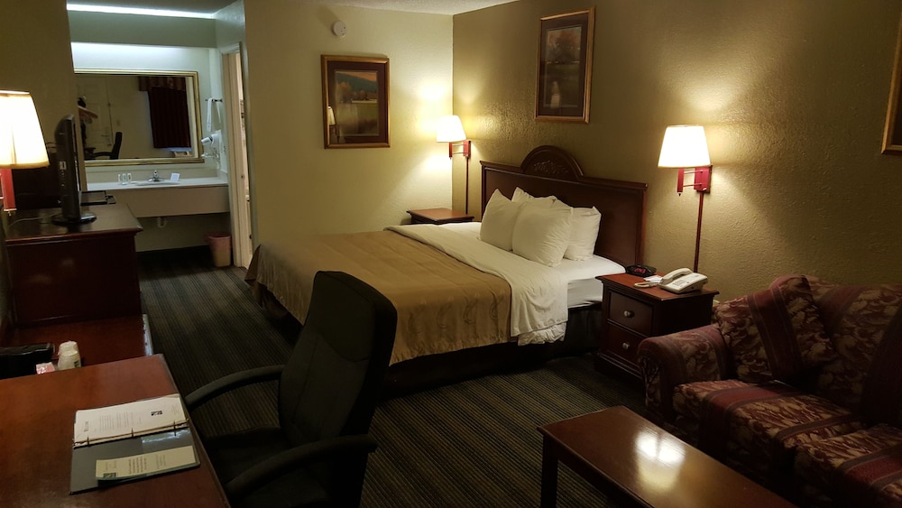 Standard Room, 1 King Bed, Non Smoking - Photo 2