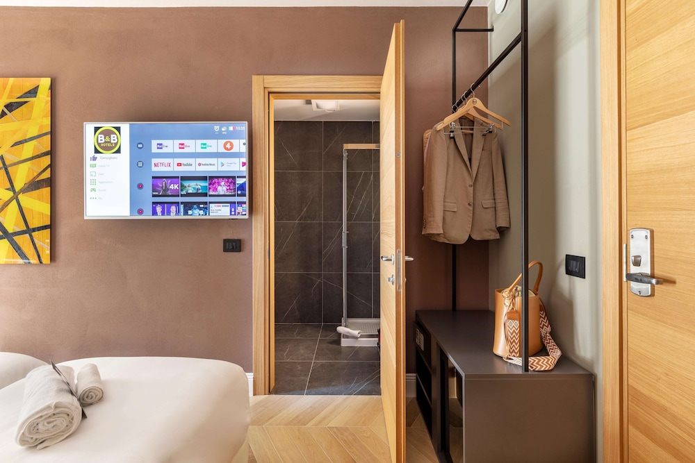 Superior Twin Room, Non Smoking - Photo 9