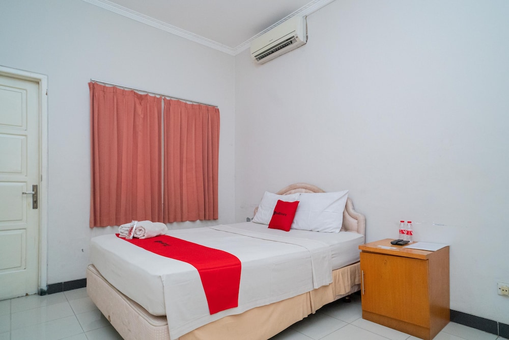 Double Room (RedDoorz) - Photo 1