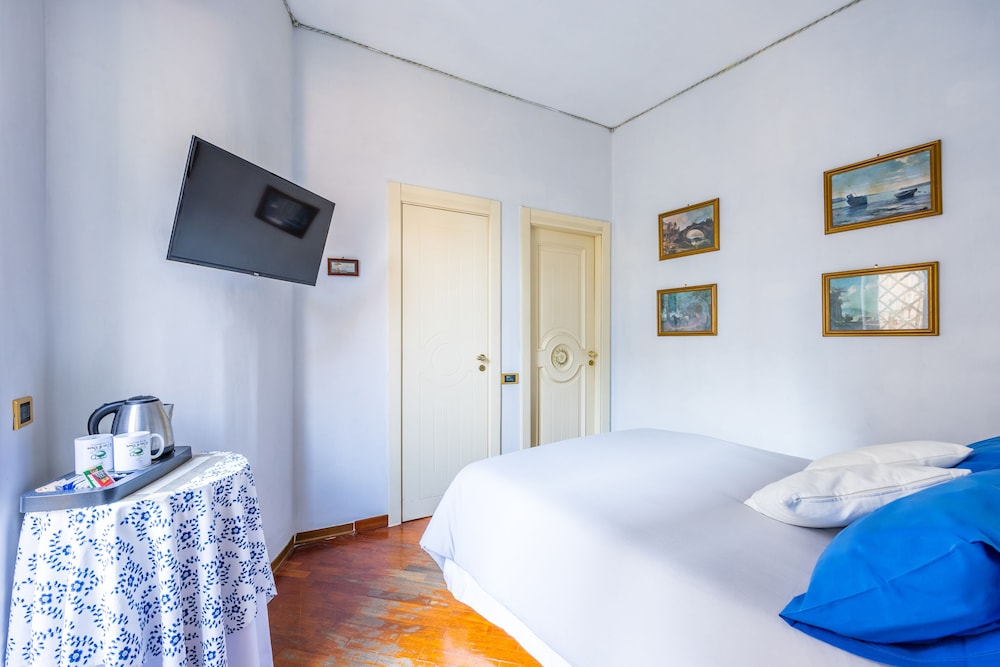 Standard Double Room - Photo 8