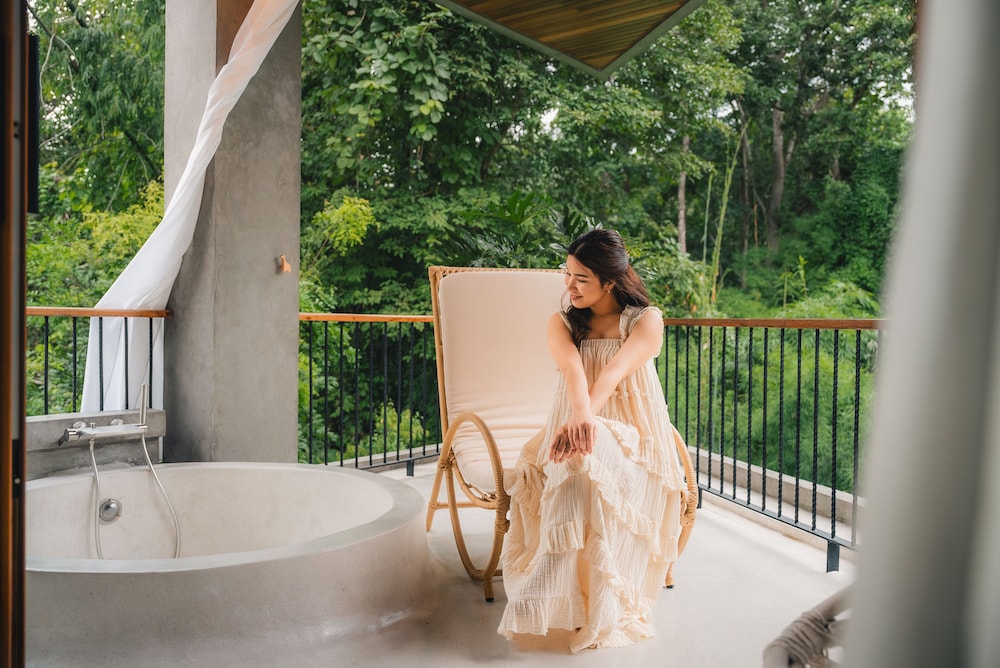 Honeymoon Suite with Bathtub on the Balcony - Photo 3