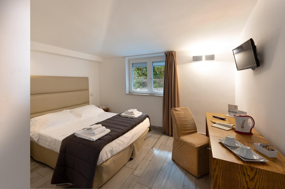 Classic Double Room, Garden View