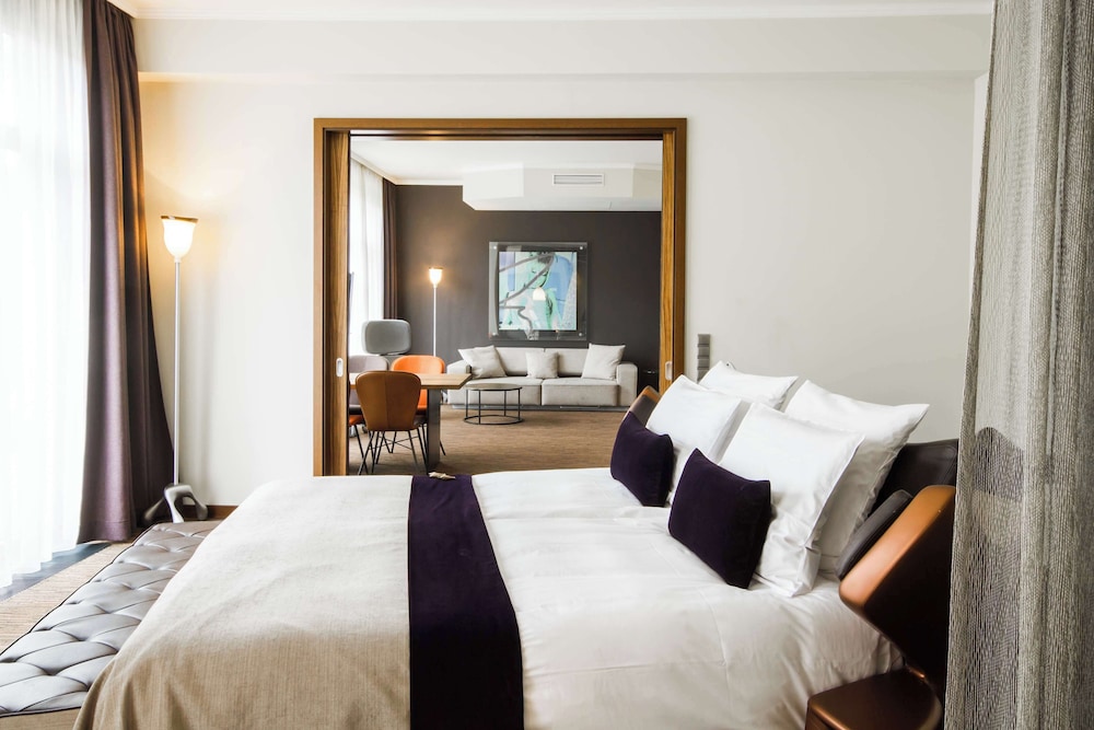 east Suite photo 2