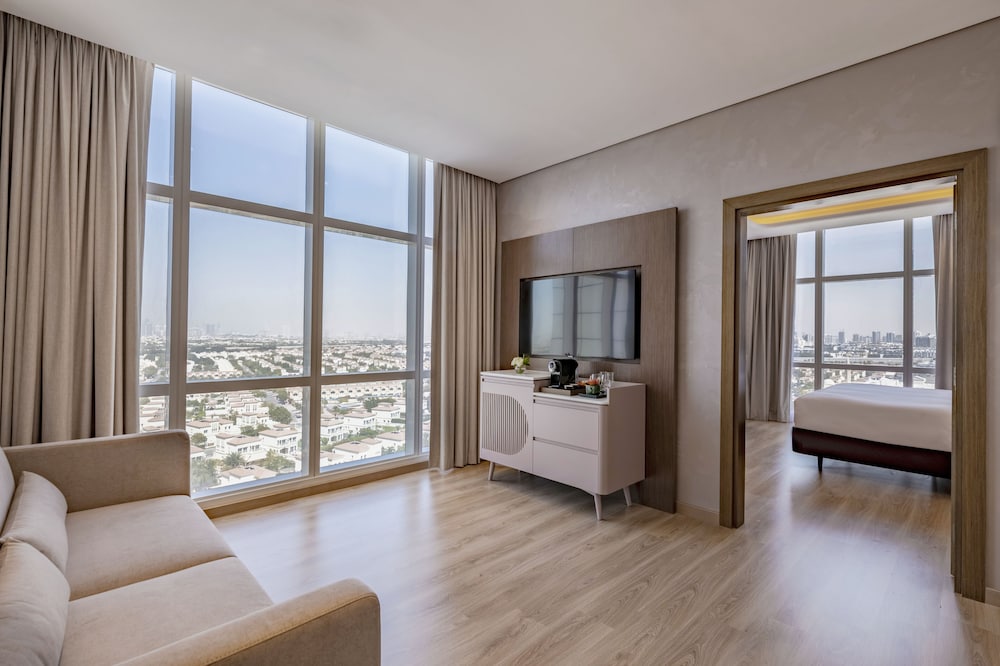 Superior Suite, 1 King Bed, City View photo 3
