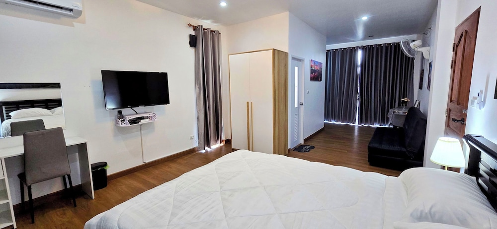 Honeymoon Room, 1 King Bed with Sofa bed, Lake View photo 1