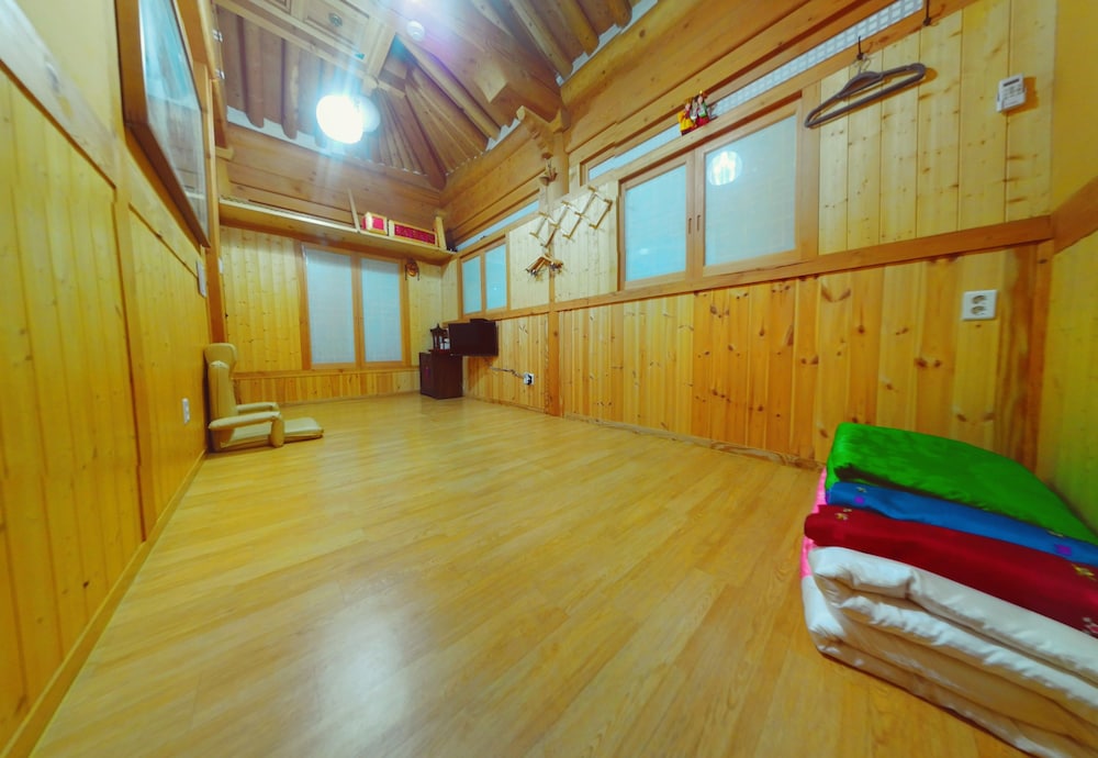 Deluxe Room (Free Korean Traditional Clothes Exp.) photo 3