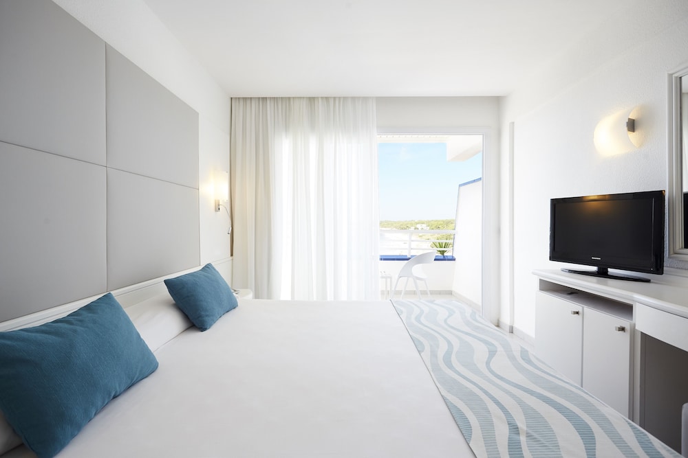 Superior, One King Bed, Sea View - Photo 3