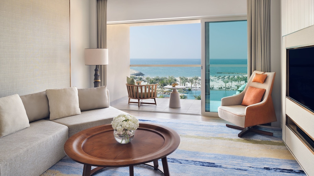 Suite, 1 King Bed, Sea View