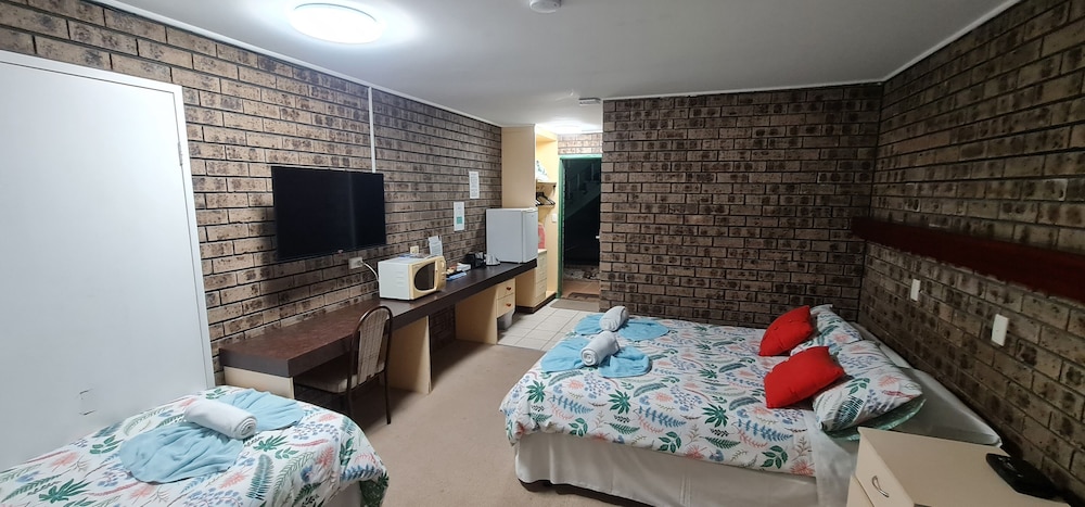 Classic Triple Room, Multiple Beds, Non Smoking, Ground Floor photo 2