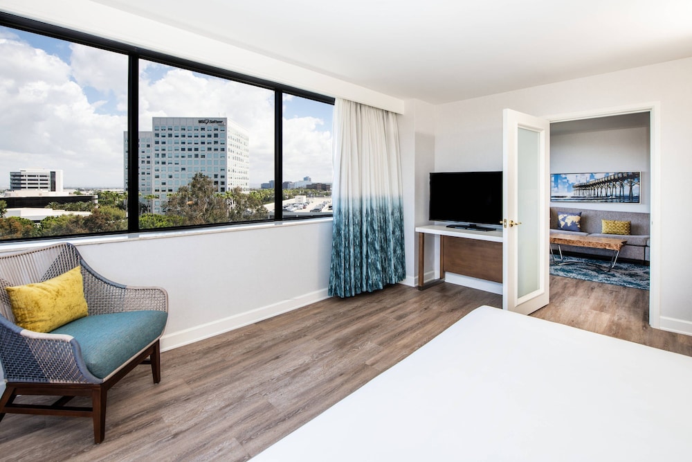 Junior Suite, 1 King Bed, Balcony - Photo 4