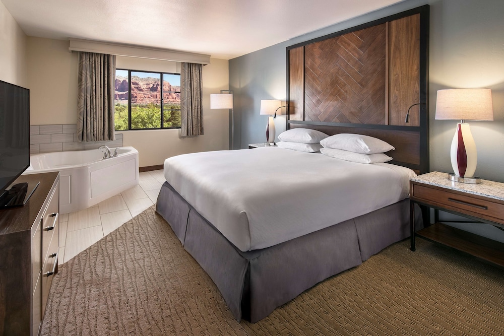 Suite, 1 King Bed, Jetted Tub (Bellrock View)