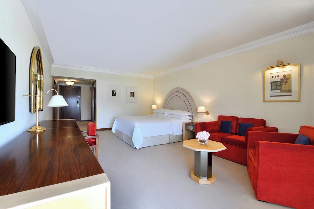 Deluxe Room, 1 King Bed, Balcony (View) - Photo 4