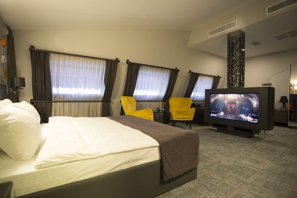 Junior Room, 1 Queen Bed, Non Smoking - Photo 3