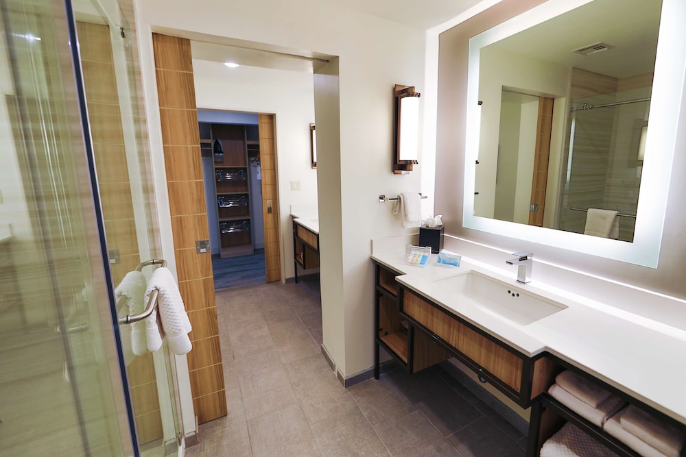 Junior Suite, Accessible (King Bed with Murphy Bed, Hearing) - Photo 5