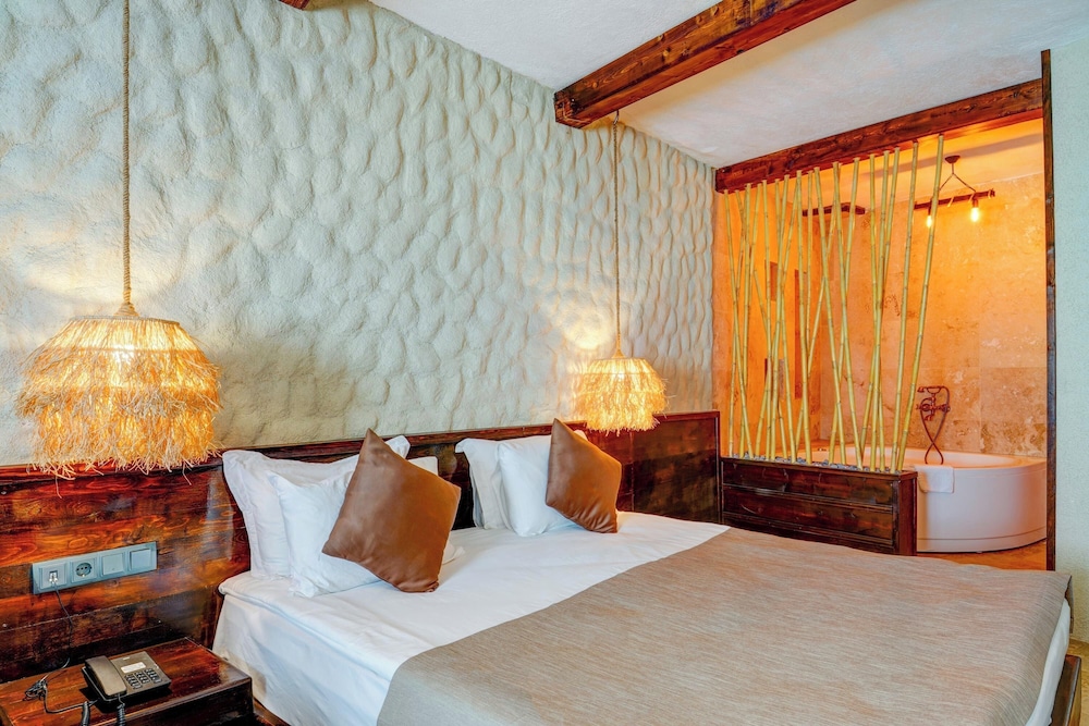 Royal Stone Suite with Jacuzzi - Photo 5