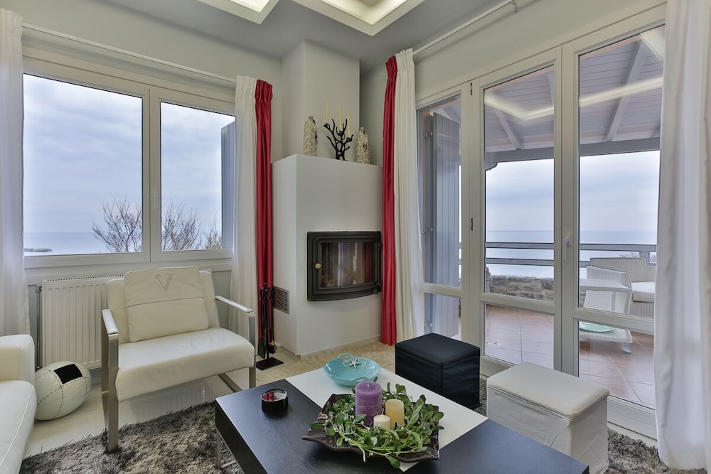 House, 4 Bedrooms, Smoking, Balcony photo 3