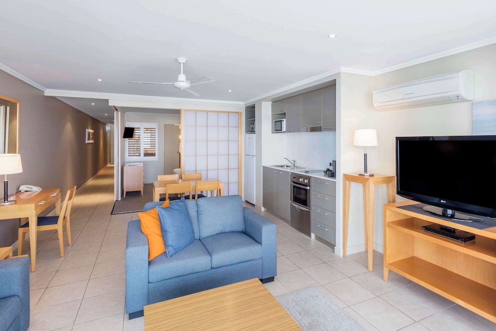 Apartment, 3 Bedrooms, Pool View - Photo 12