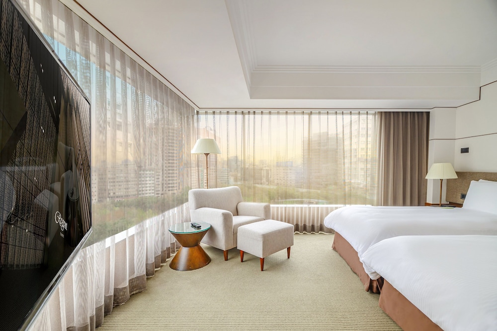 Corner Suite with One King Bed (Non Smoking) thumbnail 5