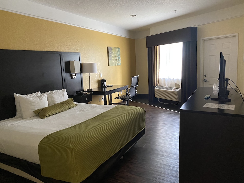 Standard Room, 1 King Bed, Accessible, Balcony photo 1