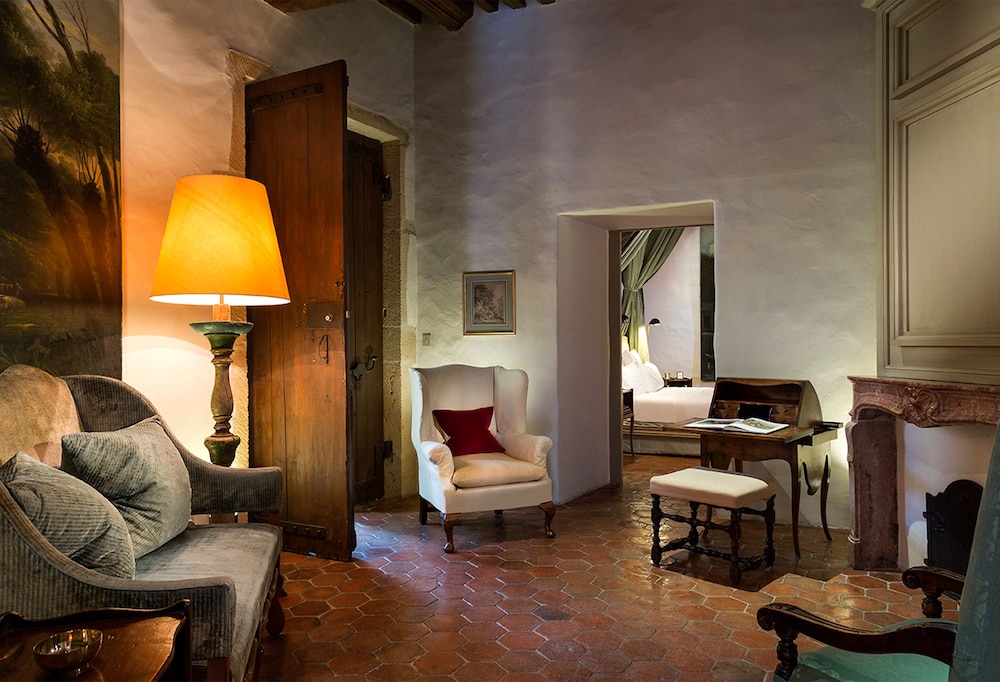 Classic Castle Suite, 1 Queen Bed or 2 Single Beds (upon availability) photo
