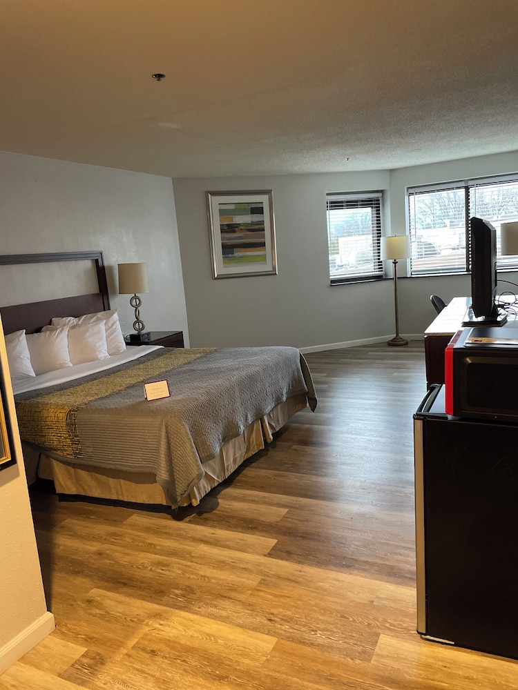 Standard Room, 1 King Bed photo 2