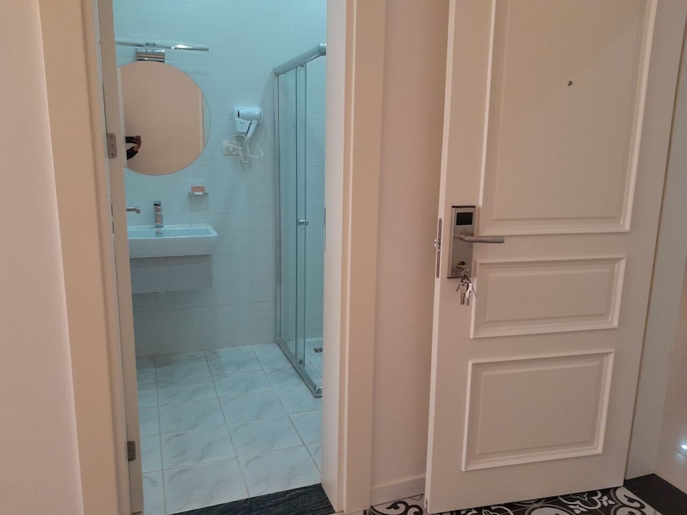 Standard Single Room, 1 Queen Bed, Non Smoking, Mountain View photo 3