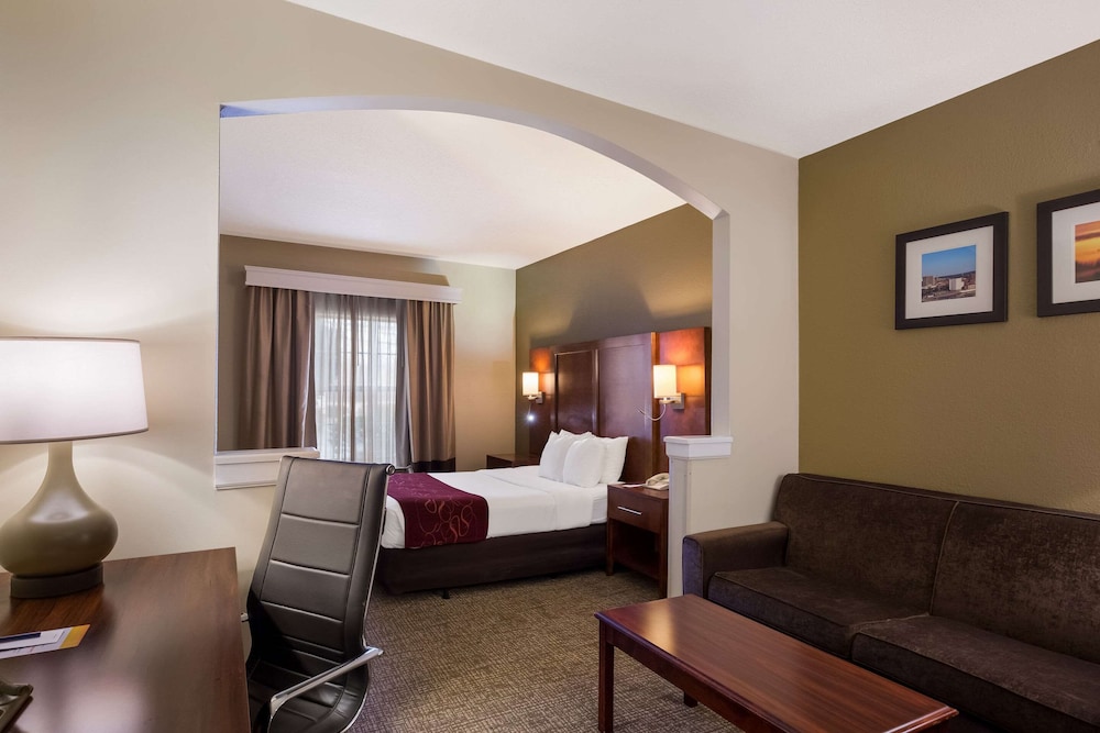 Suite, 1 Queen Bed with Sofa bed, Accessible, Non Smoking - Photo 6