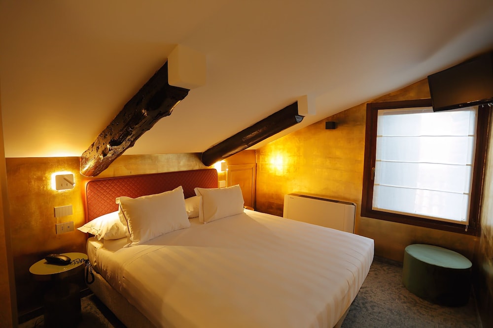 Romantic Room, Tower photo 3