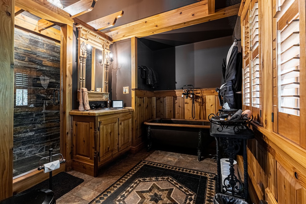 Luxury Suite, 1 King Bed, Private Bathroom photo 2