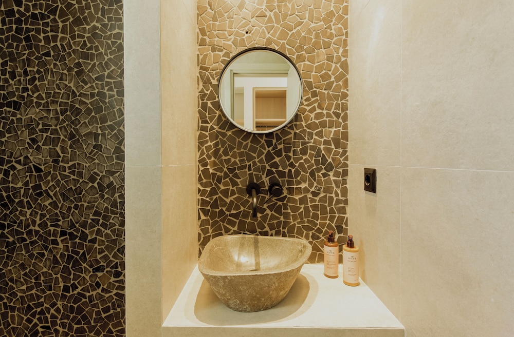Standard Suite - Photo 11