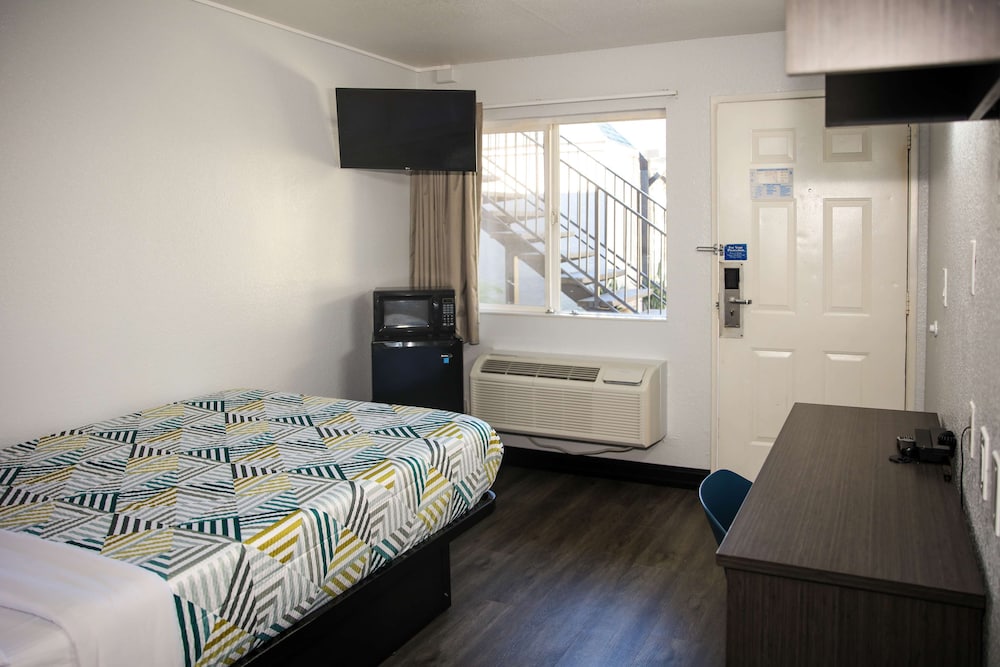 Deluxe Room, 1 Queen Bed, Non Smoking, Refrigerator & Microwave photo 2