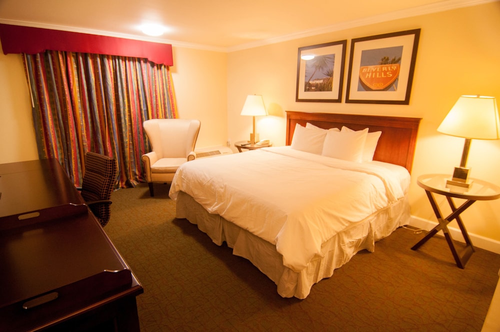 Deluxe Room, 1 King Bed, Balcony photo 2
