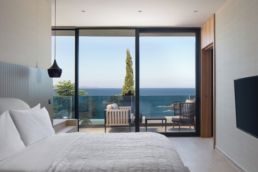 Suite, 1 King Bed, Sea View (Balcony) thumbnail 5