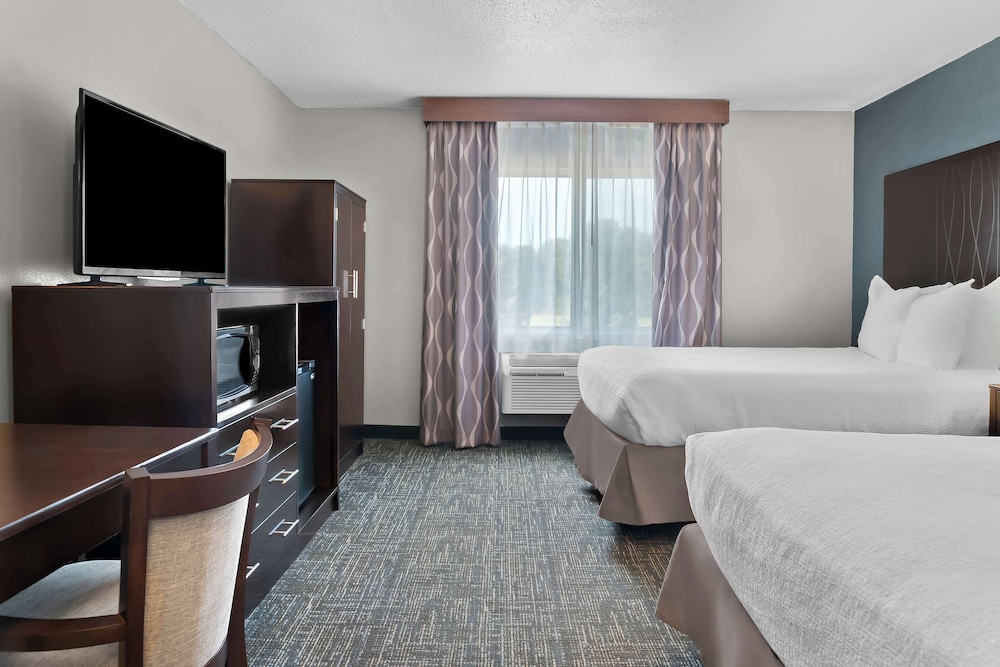Suite, 2 Queen Beds, Non Smoking, Refrigerator & Microwave - Photo 4