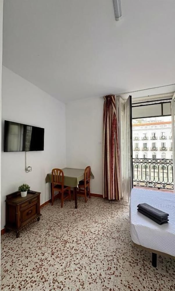 Habitación Triple Premium, Baño Privado, Vista a la Ciudad