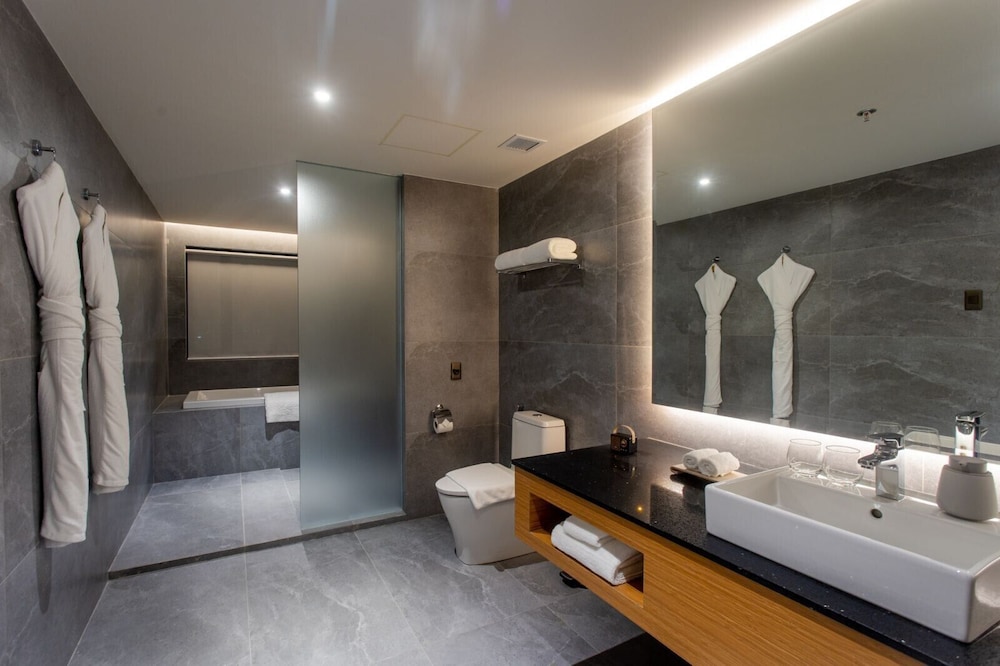 Premier Suite - Photo 3