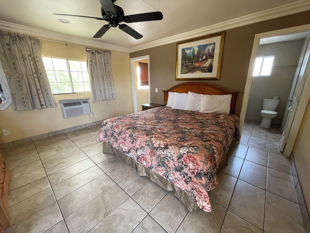 Deluxe Room, 1 King Bed, Kitchenette photo 1