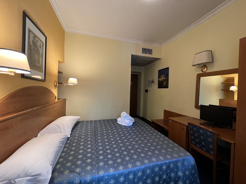 Basic Double Room thumbnail 5