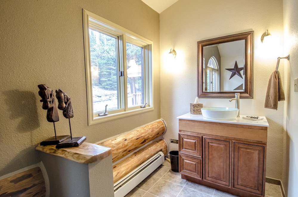 Luxury Room, 1 King Bed, Balcony, Mountain View photo 3