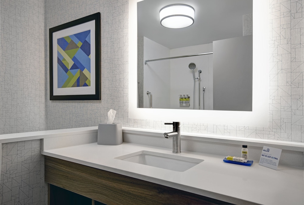 Suite, 1 King Bed, Accessible Bathtub (Accessible Tub) - Photo 7