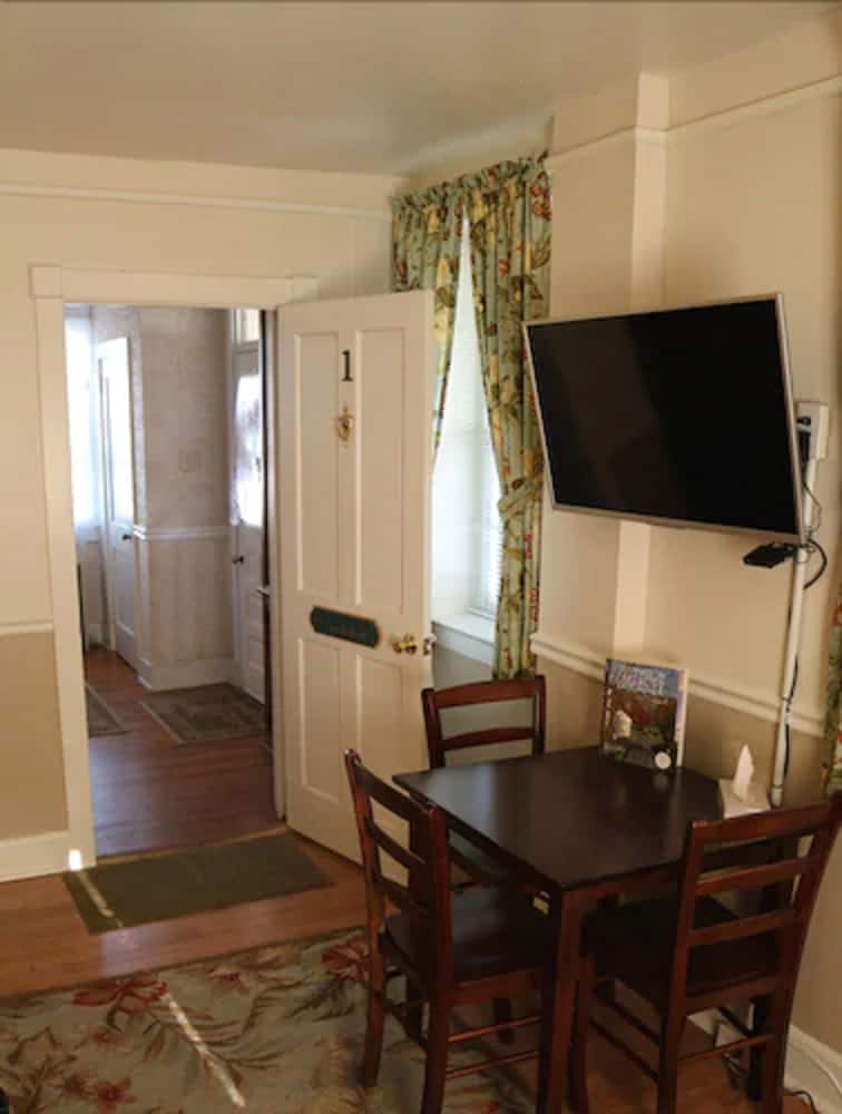 Farmhouse Efficiency Suite, 1 Queen Bed, 1 Double Bed (NOT CABOOSE)