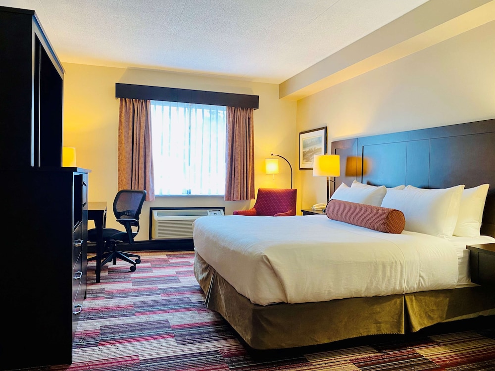 Standard Room, 1 Queen Bed, Accessible, Ground Floor - Photo 1