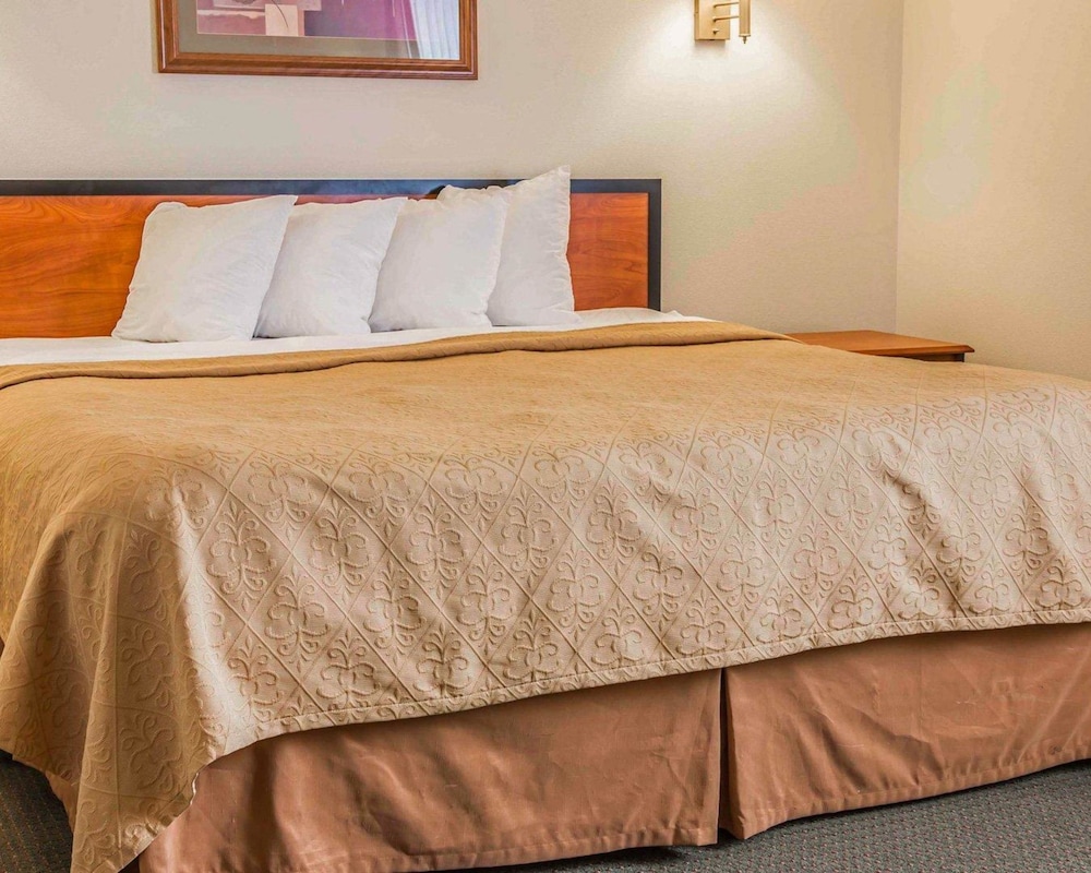 Standard Room, 1 King Bed, Non Smoking (First Floor) - Photo 5