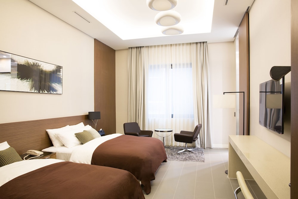 Premier Suite (Free water laundry/dry service offered for 2 nights stay or more)