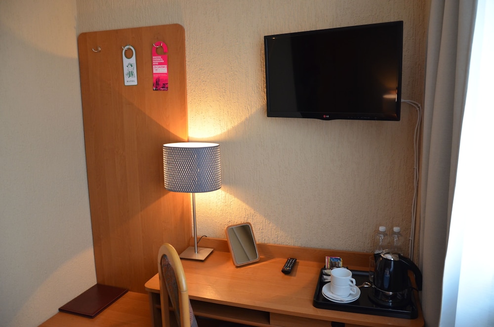 Standard Room, 1 Double Bed, Non Smoking, Ensuite - Photo 2