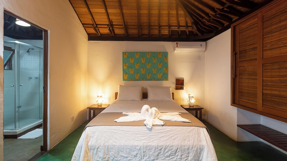 Suite casal deluxe, cama Queen, vista parcial para o oceano, jardim