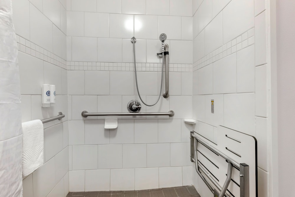 Room, 2 Queen Beds, Accessible, Non Smoking (Roll-in Shower) photo 3