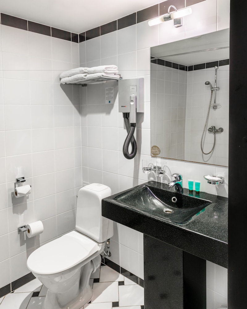 Standard Double or Twin Room - Photo 6
